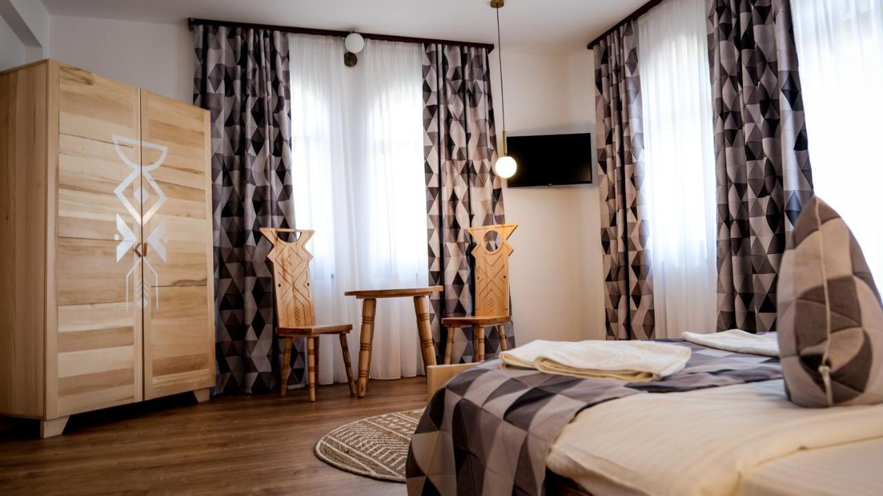 Conacul Olarilor Bed & Breakfast Baia de Fier Luaran gambar