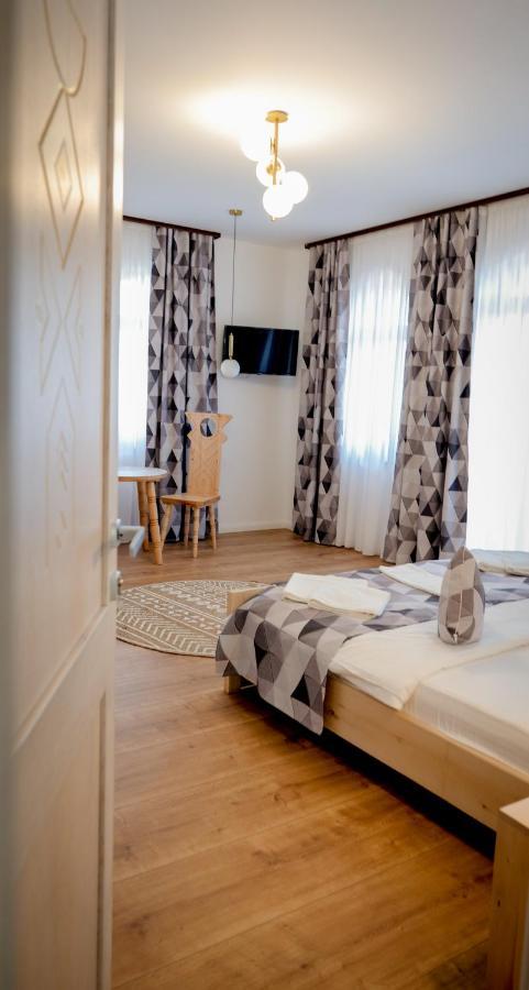 Conacul Olarilor Bed & Breakfast Baia de Fier Luaran gambar