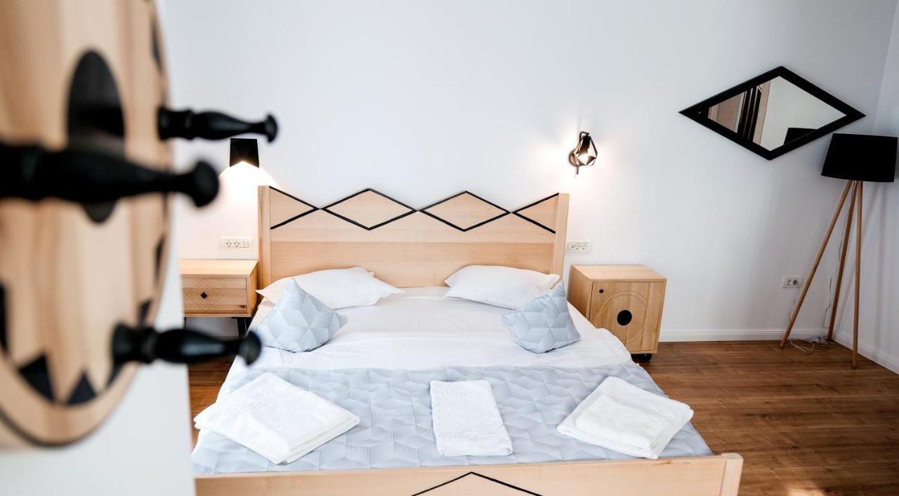 Conacul Olarilor Bed & Breakfast Baia de Fier Luaran gambar