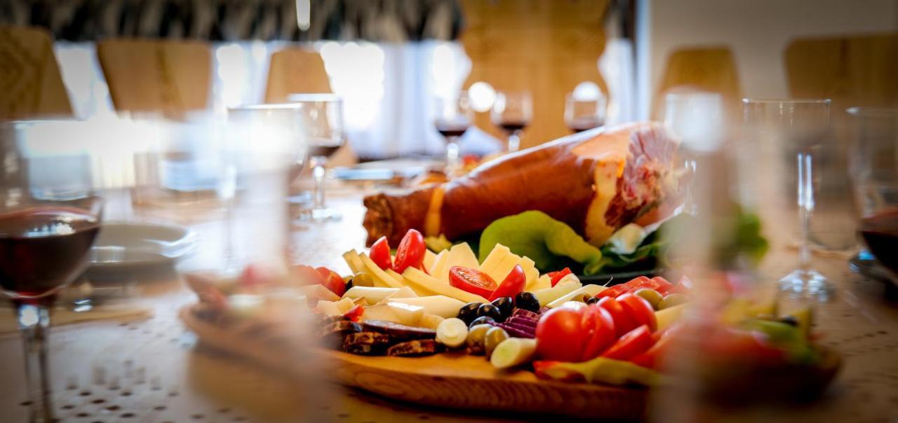 Conacul Olarilor Bed & Breakfast Baia de Fier Luaran gambar