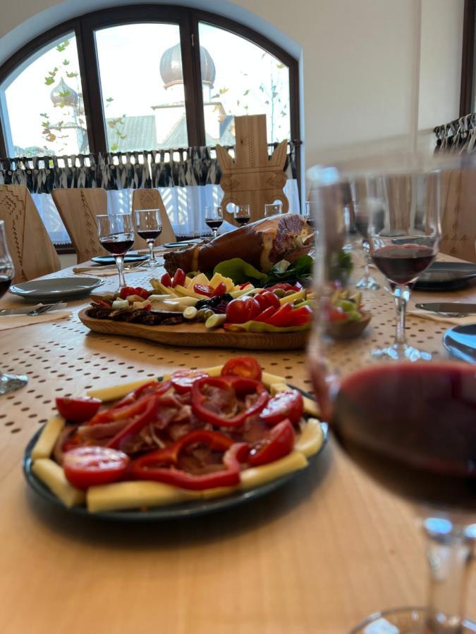 Conacul Olarilor Bed & Breakfast Baia de Fier Luaran gambar